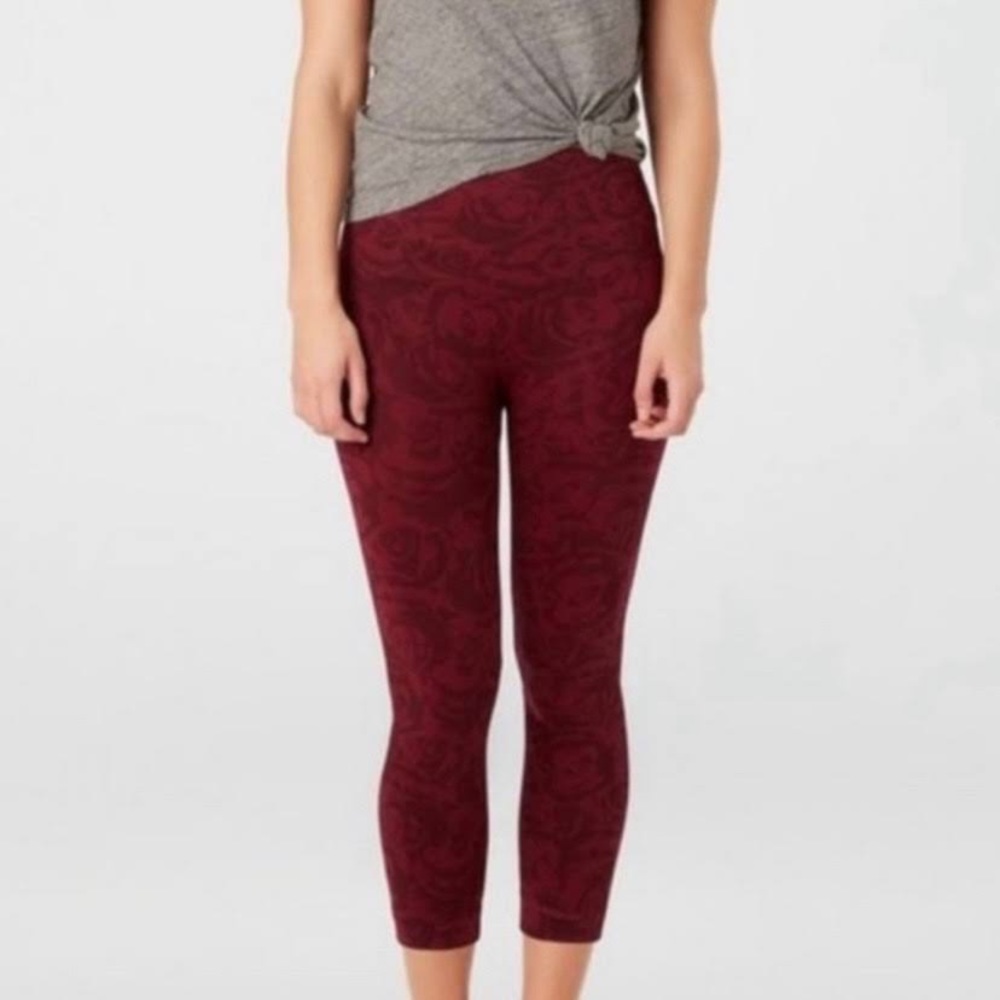 Spanx Size M Look At Me Now Crop Dark Rose Pattern Leggings 014